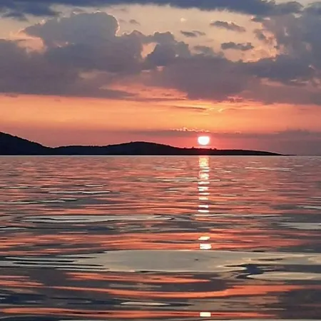 פארק נופש House Roko With Sea View, Terrace, Garden And Barbecue, Near The Beach, Tisno, Dalmatia טיסנו